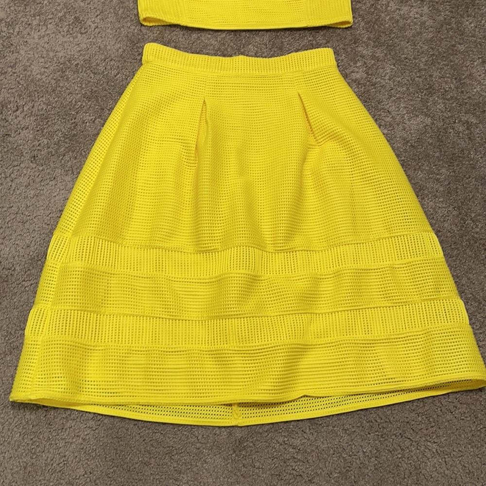 Yellow Outfit - Picture 4 of 7
